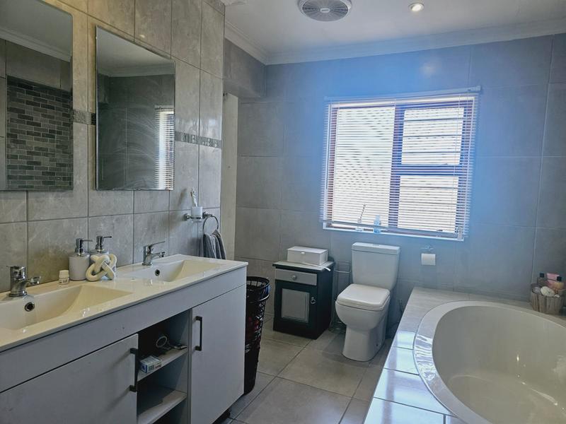 4 Bedroom Property for Sale in Kleinmond Western Cape